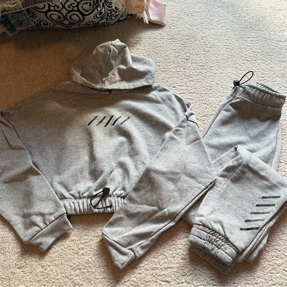 Gray set - Picture 2 of 2